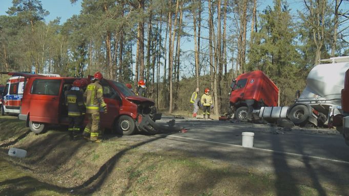 Zderzenie busa z samochodem ciężarowym