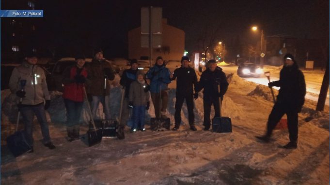 Chwycili za łopaty i sami uporządkowali teren wokół swojego bloku