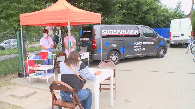 Szczepieniobus zaparkował na miejskim targowisku