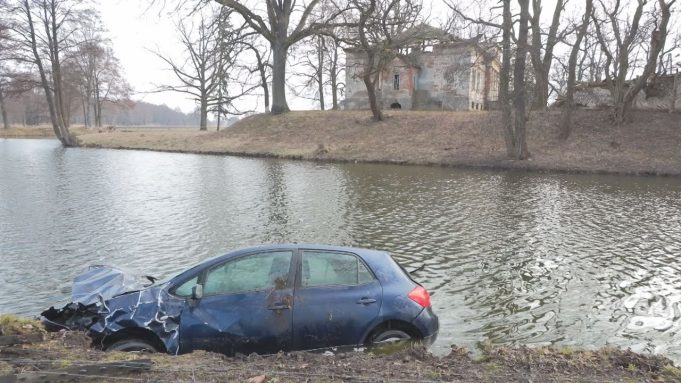 Wpadł w poślizg i wjechał do stawu