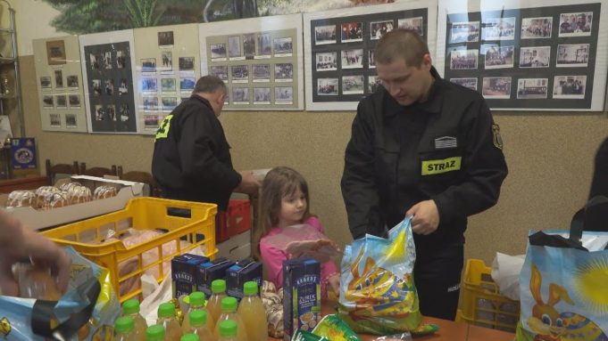 Druhowie z OSP ruszyli ze świątecznymi paczkami