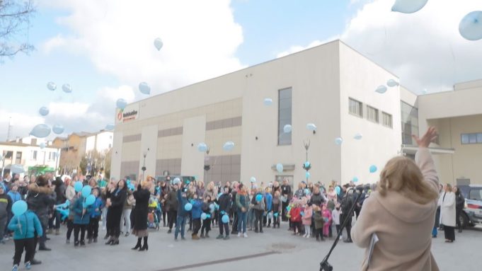 Wypuścili w niebo niebieskie balony