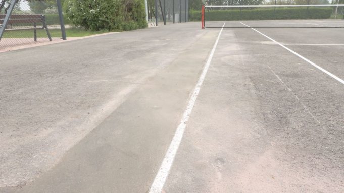 Popękany asfalt w parku Jeziorańskiego – urząd odpowiada