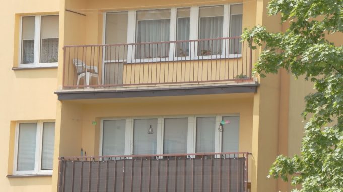 Uwaga na włamywaczy – chwytają za klamki i oznaczają mieszkania