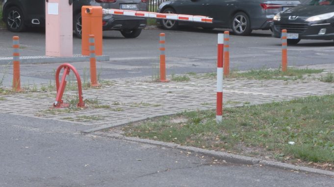 Miejsce do parkowania jest ale nie można z niego korzystać. Dlaczego? – pyta mieszkaniec