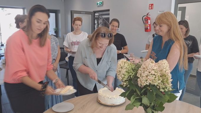 Biszkopt rzucany na podłogę