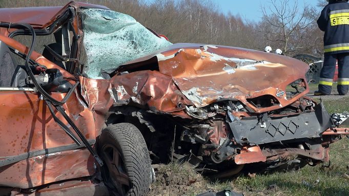 Zderzenie osobówki z lawetą – cztery osoby trafiły do szpitala