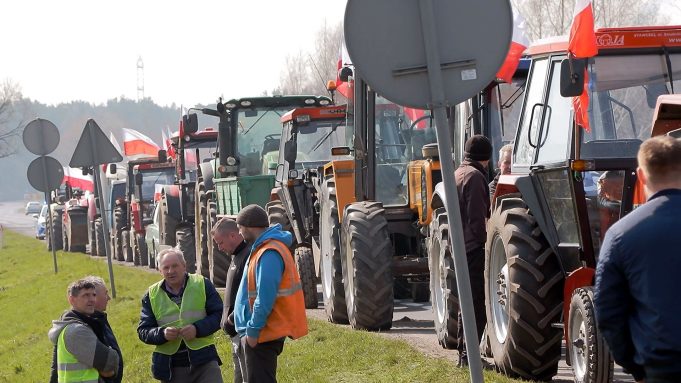 Rolnicy protestują na drogach powiatu