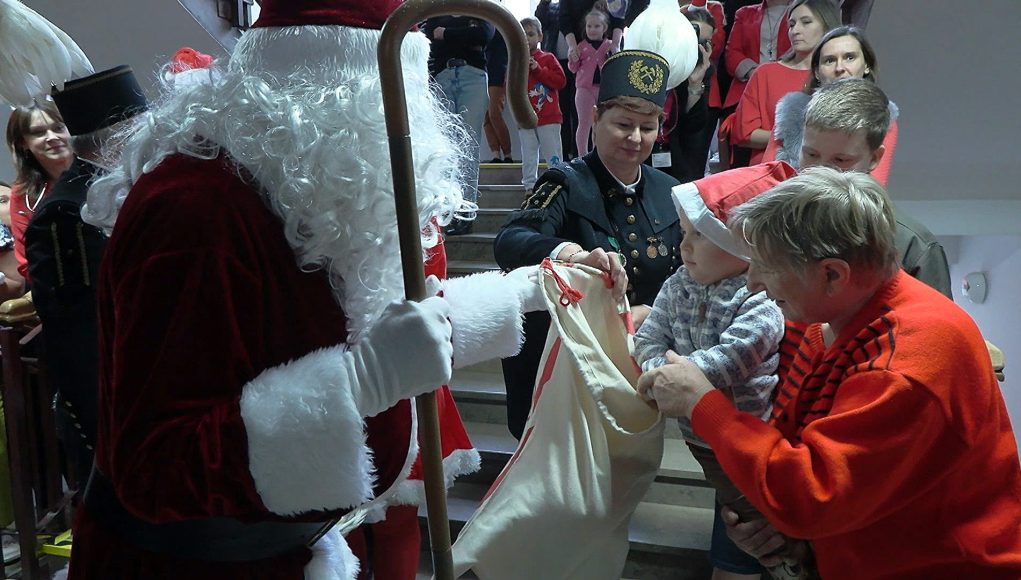 Mikołaj odwiedzi małych pacjentów