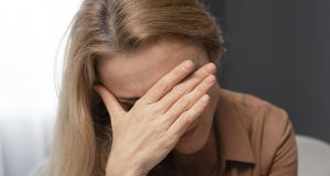 Bliska osoba w kryzysie psychicznym – co robić, gdy odmawia pomocy?