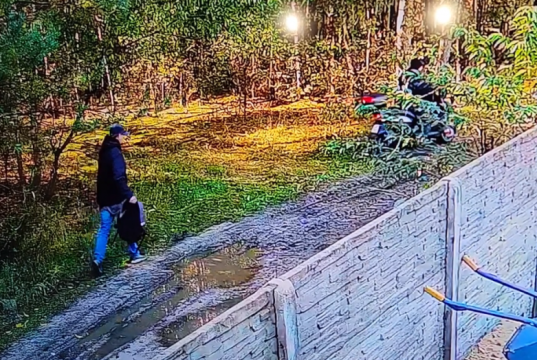 Ukradli motorower, nagrał ich monitoring