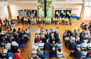 Troska o bezpieczeństwo połączyła pokolenia – odblaski dla babci i dziadka w Sp 13