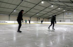 Zimowa rehabilitacja na lodowisku