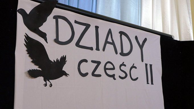 Z lekcji na scenę. Dziady w wykonaniu uczniów „12”