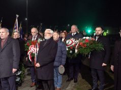 Kwiaty i znicze pamięci