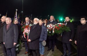 Kwiaty i znicze pamięci