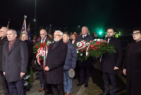 Kwiaty i znicze pamięci