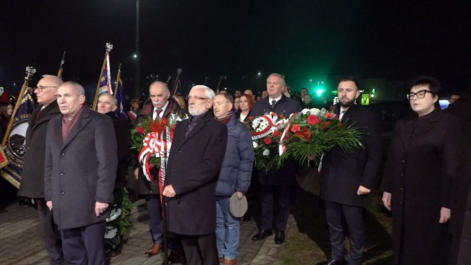 Kwiaty i znicze pamięci