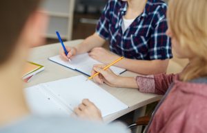 Ile średnio zarabiają nauczyciele?