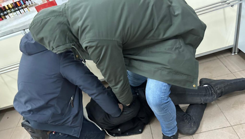 Policja złapała podejrzanego o rozbój z użyciem noża