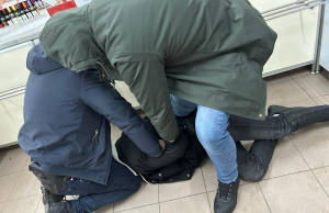 Policja złapała podejrzanego o rozbój z użyciem noża