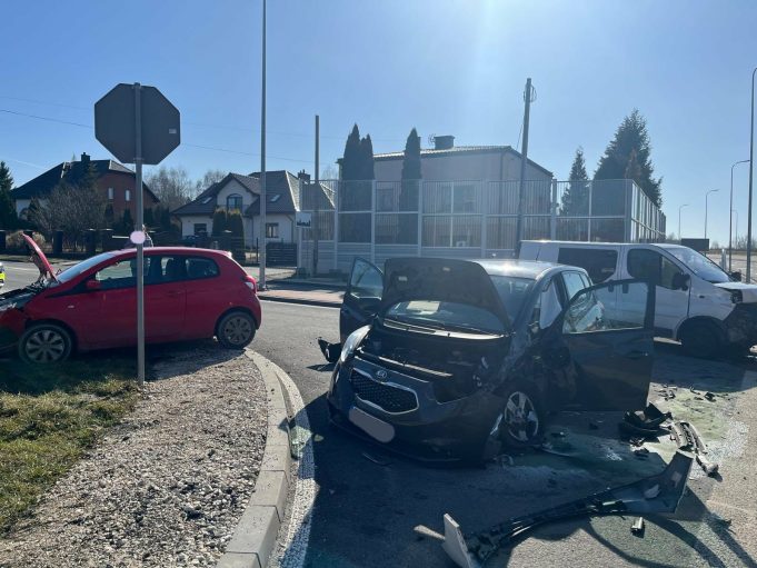 zdjecie kolizja 3 samochody - 2026