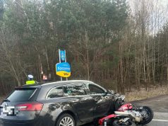 Zderzenie osobówki z motocyklem na DK 74