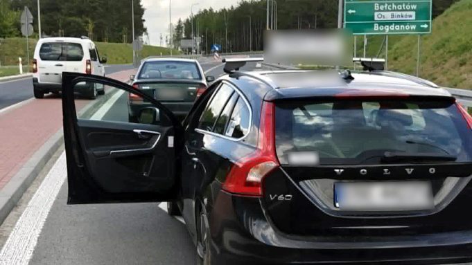 Jechał „wężykiem” po obwodnicy. Obywatelskie ujęcie 73-latka