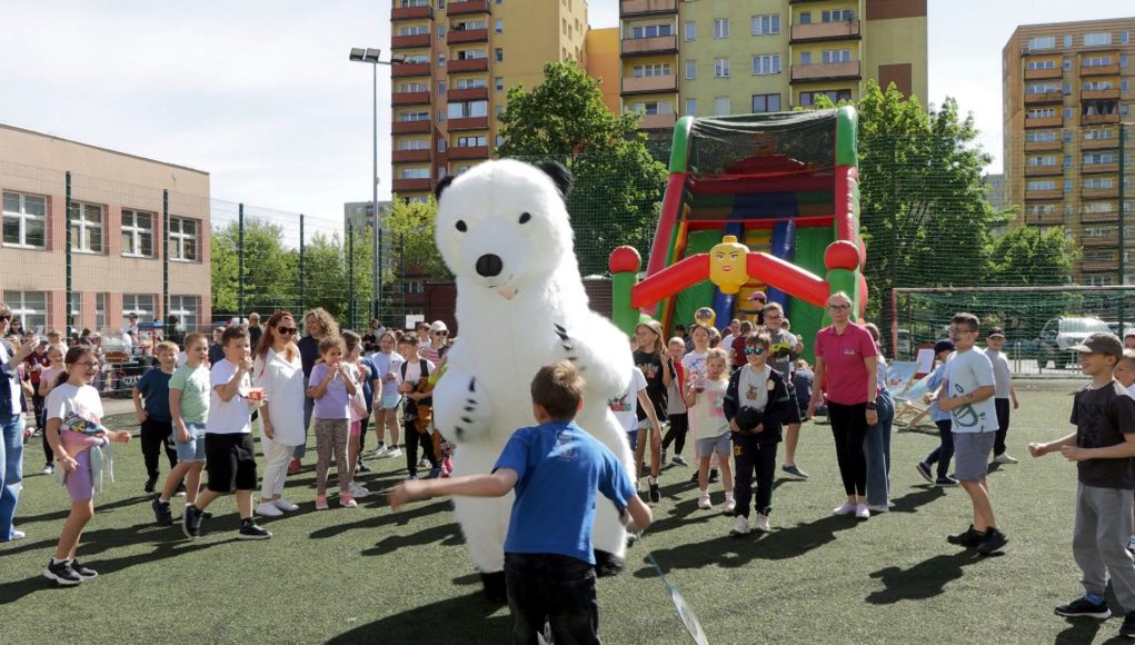 Dzień Dziecka w „Ósemce” – taniec, zabawa i niedźwiedź polarny