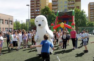Dzień Dziecka w „Ósemce” – taniec, zabawa i niedźwiedź polarny