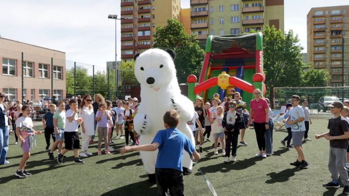 Dzień Dziecka w „Ósemce” – taniec, zabawa i niedźwiedź polarny