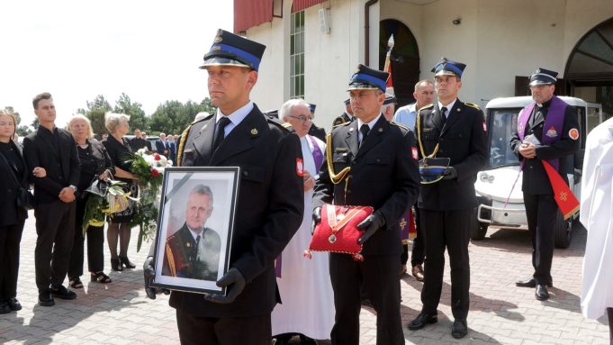 „Zawsze towarzyszył Ci uśmiech. Miałeś dla każdego dobre słowo. Tego nigdy nie zapomnimy”. Ostatnie pożegnanie st. bryg. w st. spocz. Stanisława Krasonia