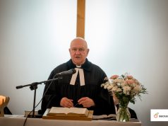 Po blisko 40 latach posługi duszpasterskiej biskup senior Marek Izdebski przechodzi na emeryturę