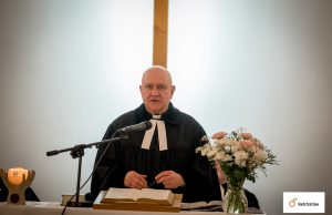 Po blisko 40 latach posługi duszpasterskiej biskup senior Marek Izdebski przechodzi na emeryturę