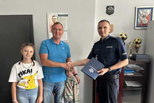 Mieszkaniec Zelowa znalazł dokumenty i pieniądze