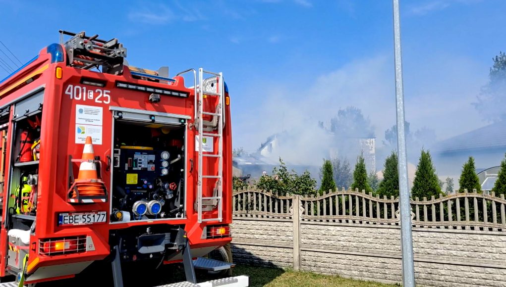 Pożar domu, sąsiedzi uratowali starszą kobietę