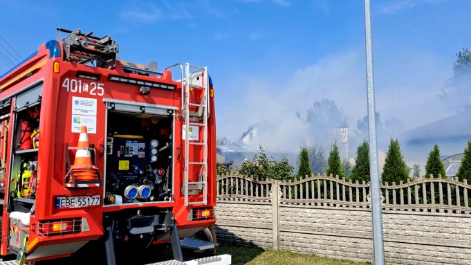 Pożar domu, sąsiedzi uratowali starszą kobietę