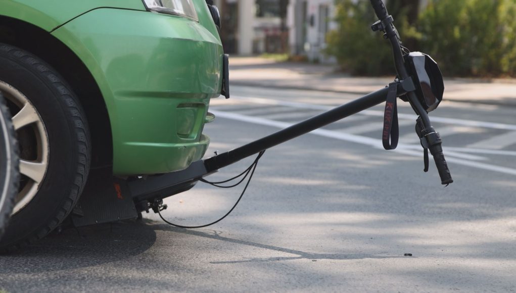 Hulajnoga elektryczna, rower i osobowa Kia – niebezpieczne zdarzenie przy Wojska Polskiego