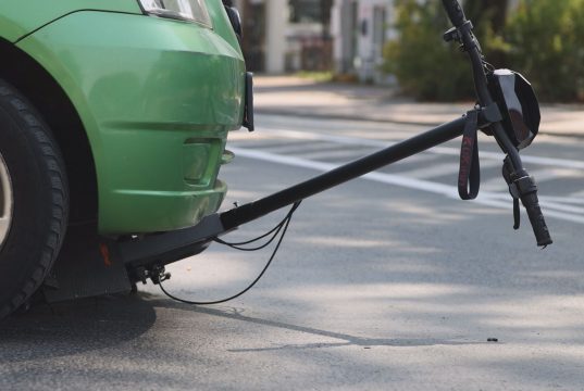 Hulajnoga elektryczna, rower i osobowa Kia – niebezpieczne zdarzenie przy Wojska Polskiego