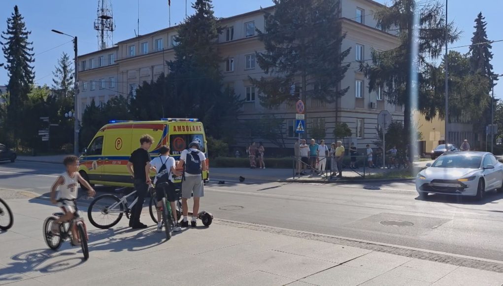 Zderzenie Tesli z motocyklem Harley-Davidson