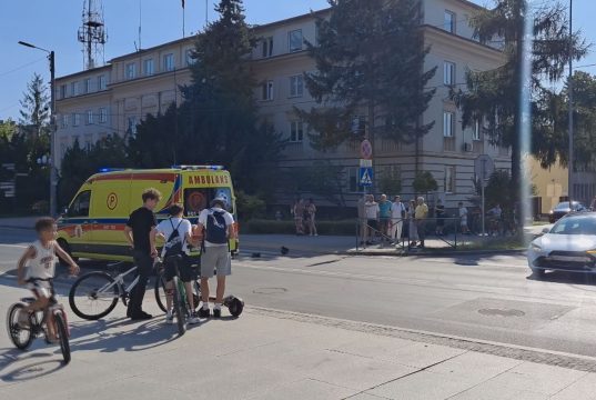 Zderzenie Tesli z motocyklem Harley-Davidson