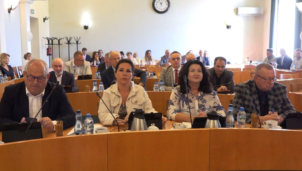 Sesja Rady Powiatu: Dyskusja o dodatkach dla nauczycieli