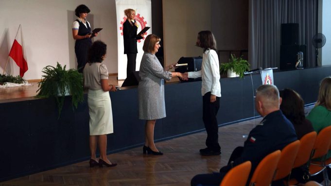 Nowy rok, nowe wyzwania. ZSP nr 1 wręczył honorowe legitymacje