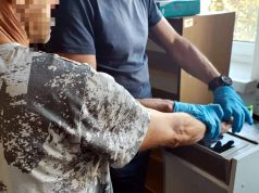 Był agresywny, uszkodził pojazdy, musiała interweniować policja