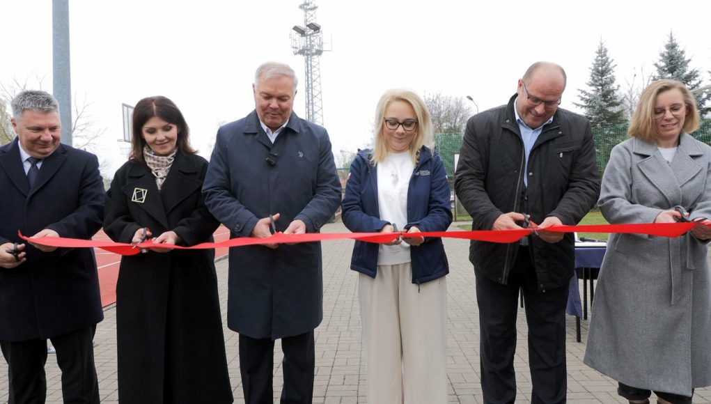 Uroczyste przecięcie wstęgi i nowe otwarcie zmodernizowanego boiska