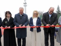 Uroczyste przecięcie wstęgi i nowe otwarcie zmodernizowanego boiska
