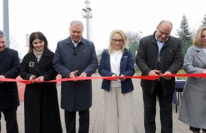 Uroczyste przecięcie wstęgi i nowe otwarcie zmodernizowanego boiska